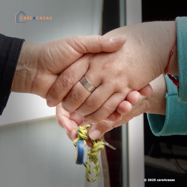 care4casas Oost-Algarve vakantie huis beheer - overhandigen sleutels care4casas property management Olhão, Fuseta and Tavira- handshake at check-in